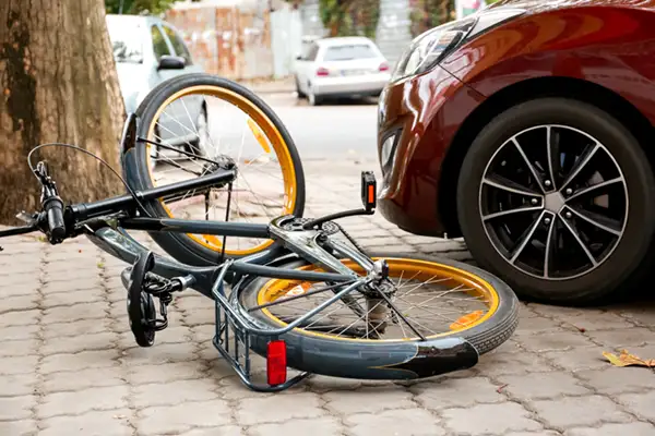 Unfall zwischen Fahrrad und Auto