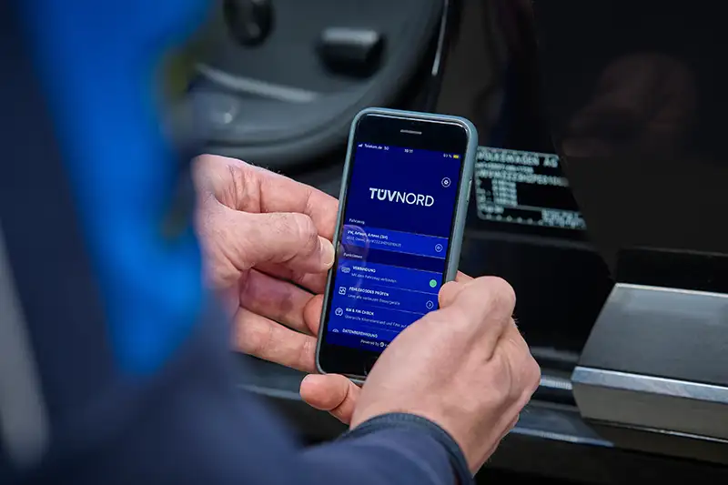 Gutachter verwendet eineTÜV Software zur Fehlerdignose